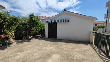 Thumbnail von Möbliertes Wohnhaus mit drei separaten Einheiten, Garten und Garage