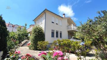 Thumbnail von Möbliertes Wohnhaus mit drei separaten Einheiten, Garten und Garage