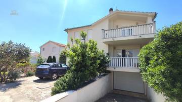 Thumbnail von Möbliertes Wohnhaus mit drei separaten Einheiten, Garten und Garage
