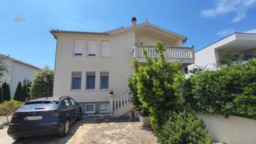 Thumbnail von Möbliertes Wohnhaus mit drei separaten Einheiten, Garten und Garage