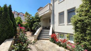 Thumbnail von Möbliertes Wohnhaus mit drei separaten Einheiten, Garten und Garage