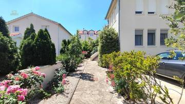 Thumbnail von Möbliertes Wohnhaus mit drei separaten Einheiten, Garten und Garage