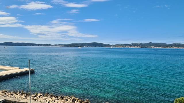 Große Etagenwohnung direkt am Wasser, zwei Balkone, renovierungsbedürftig