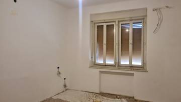 Thumbnail von Große Etagenwohnung direkt am Wasser, zwei Balkone, renovierungsbedürftig