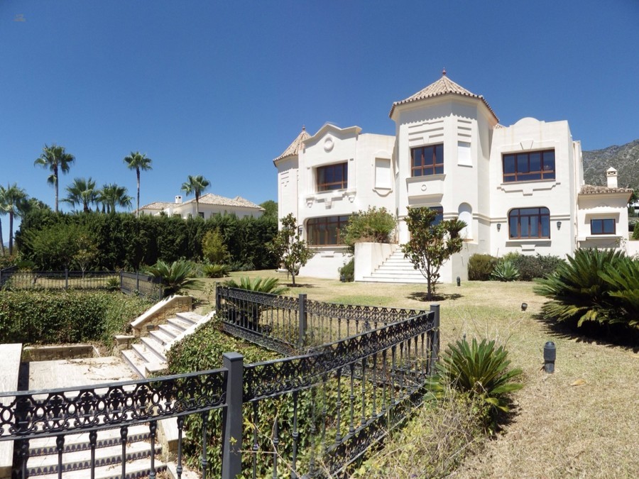 Luxus-Villa in Sierra Blanca R2737871
