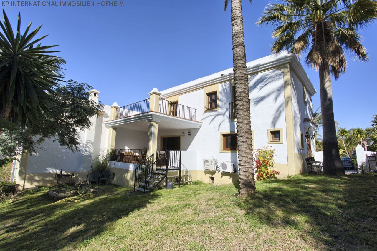 ***Sehr schöne Doppelhaushälfte mit Garten in Estepona***