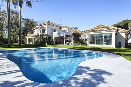 ***Absolute Luxusvilla mit bester Ausstattung in zweiter Strandreihe!***