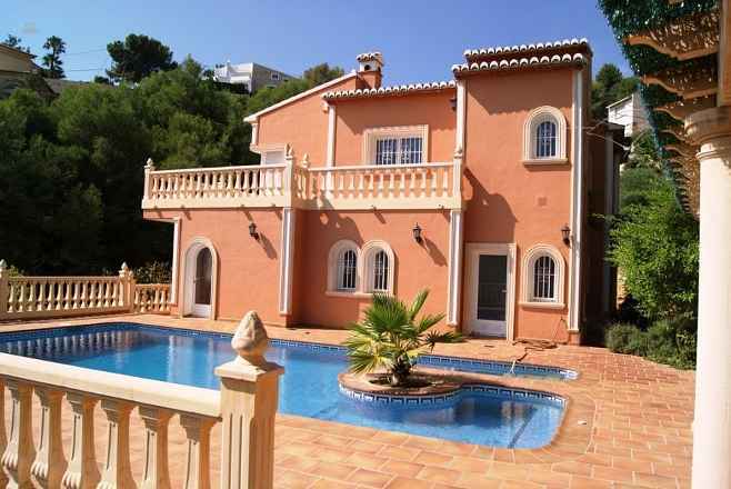 ***Großzügige Villa mit Pool und Garage***