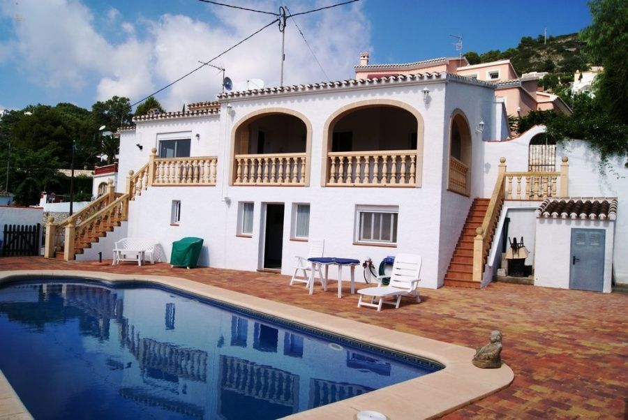 *** Villa mit Gästeappartement, Pool und Garage***