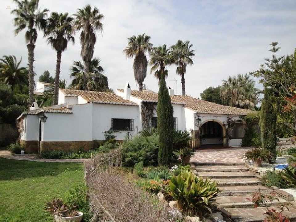 ***Wunderschöne Villa mit Pool und Tennisplatz***