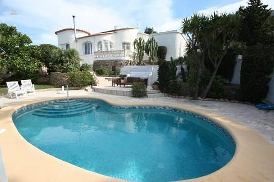 ***Sehr gepflegte Villa mit Pool und wunderschönem Meerblick***