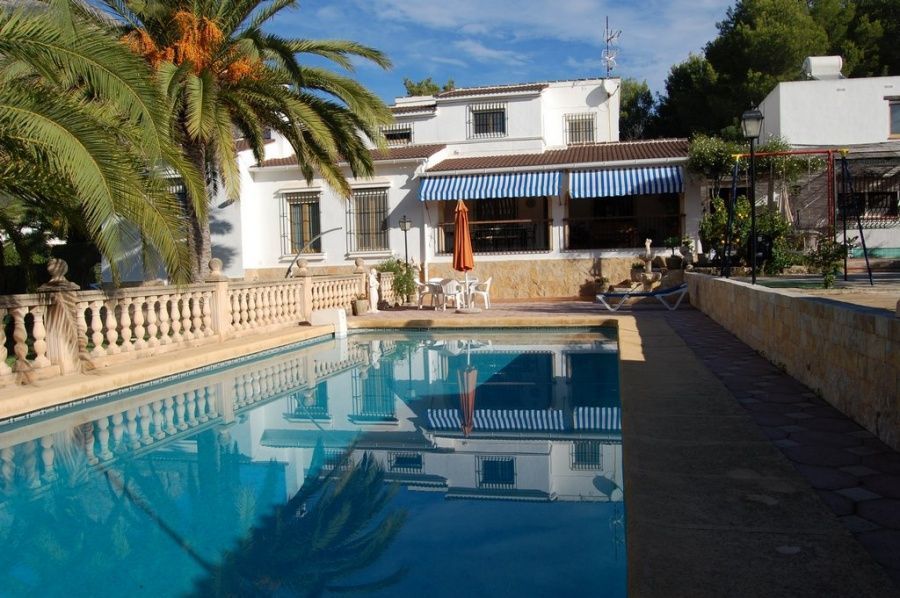 ***Großzügige Villa mit Pool in Javea***