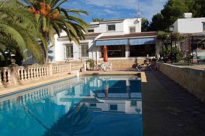 ***Großzügige Villa mit Pool in Javea***