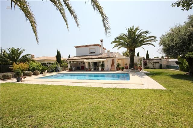 ***Luxuriöses Villenanwesen mit großem Grundstück nur 1 km vom Meer entfernt***