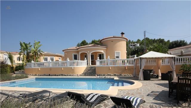 ***Sehr gut ausgestattete Villa mit Pool, Whirlpool, Sauna und Garage***