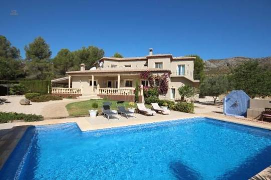 ***Luxuriöses Fincaanwesen mit Reitplatz und Pferdestallungen in traumhafter Naturlage***