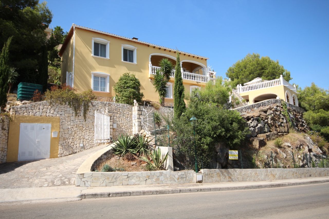 ***Villa mit beheizbarem Pool und herrlichem Meerblick, 2 unabhängige Wohnungen, Zentralheizung , Kamin, Alarmanlage, Carport, Terrasse etc.***