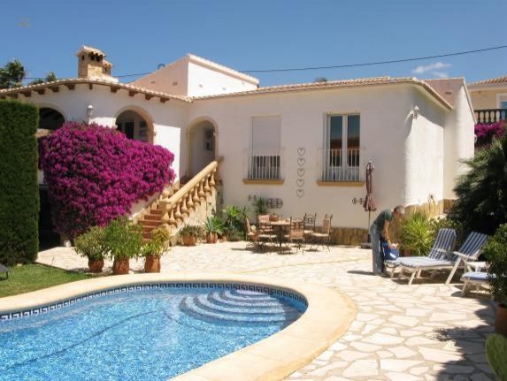 ***Sehr gepflegte und stadtnahe Villa mit Pool***