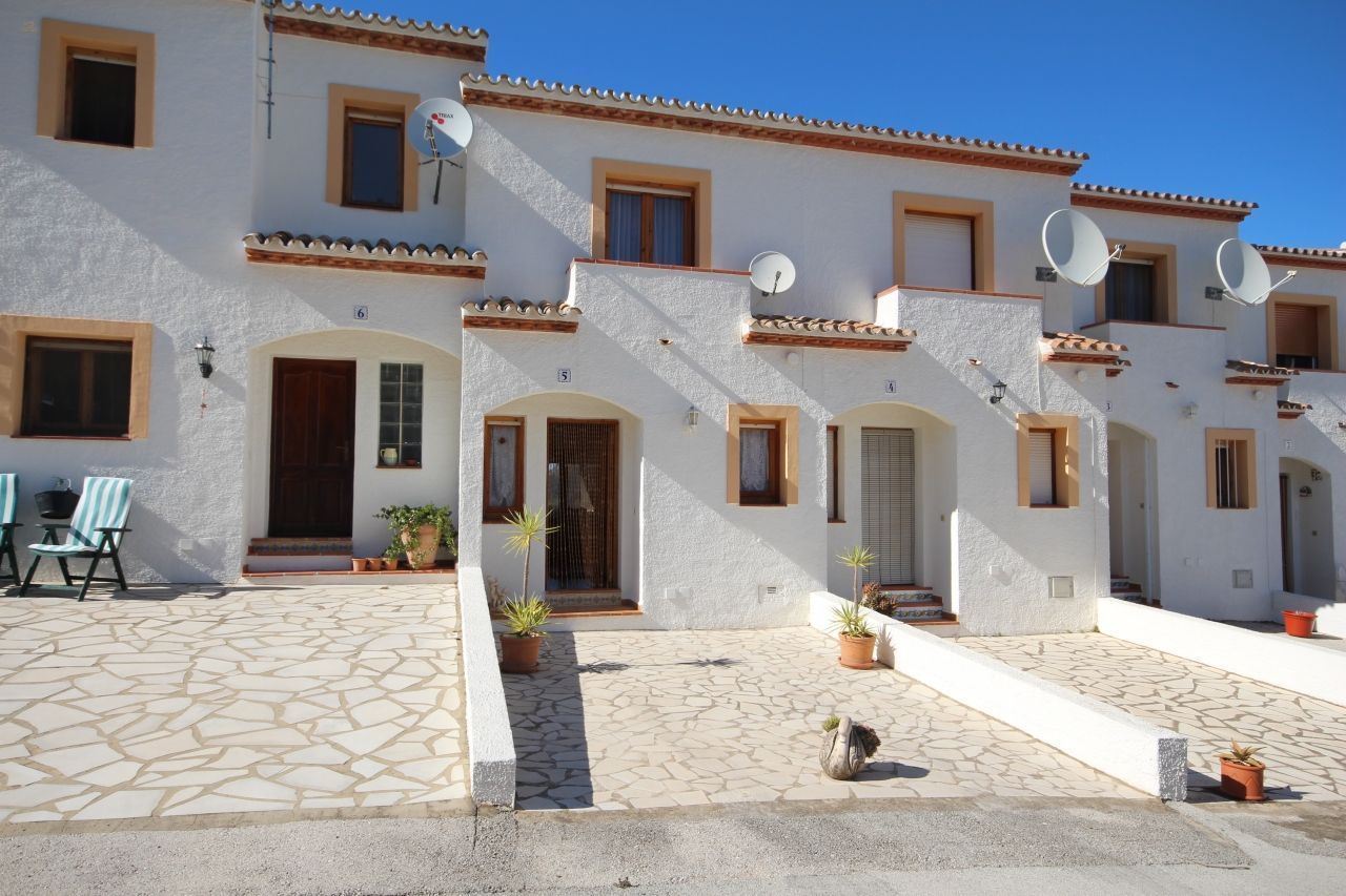 ***Schönes gepflegtes Reihenmittelhaus mit Gemeinschaftspool und Tennisanlage***