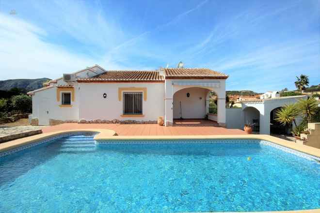 ***Villa in ruhiger und sonniger Lage auf großem Eckgrundstück mit beheizbarem Pool***