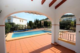 Thumbnail von ***Villa in ruhiger und sonniger Lage auf großem Eckgrundstück mit beheizbarem Pool***