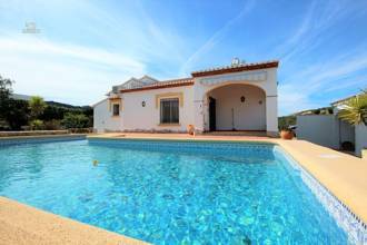 Thumbnail von ***Villa in ruhiger und sonniger Lage auf großem Eckgrundstück mit beheizbarem Pool***