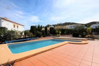 Thumbnail von ***Villa in ruhiger und sonniger Lage auf großem Eckgrundstück mit beheizbarem Pool***