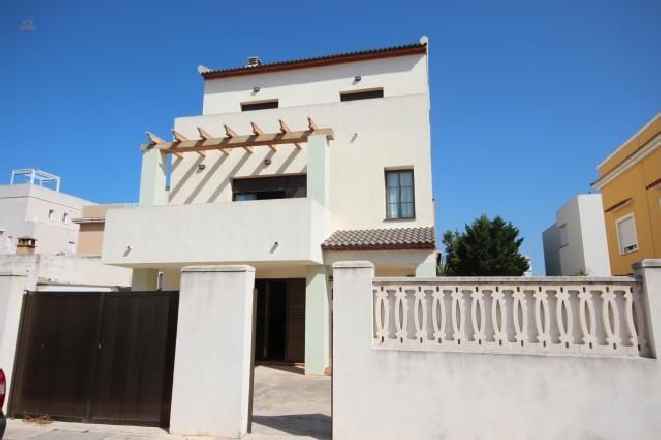 ***Ideales Eigenheim für eine große Familie, 6 Schlafzimmer, 3 Bäder, separate Wohnung, Außenpool, fast direkt am Strand***