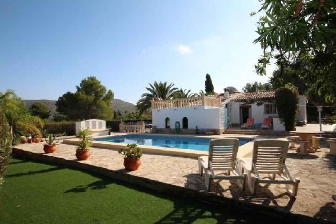 ***Villa in schöner Südlage mit Tageslicht-System und viel Platz innen und außen***