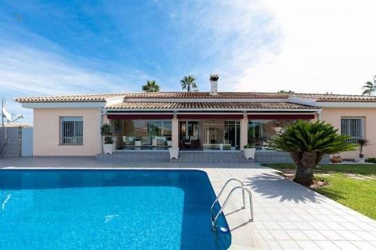 ***Hochwertige Villa mit Pool, großzügigen Räumen und alles auf einer Ebene***