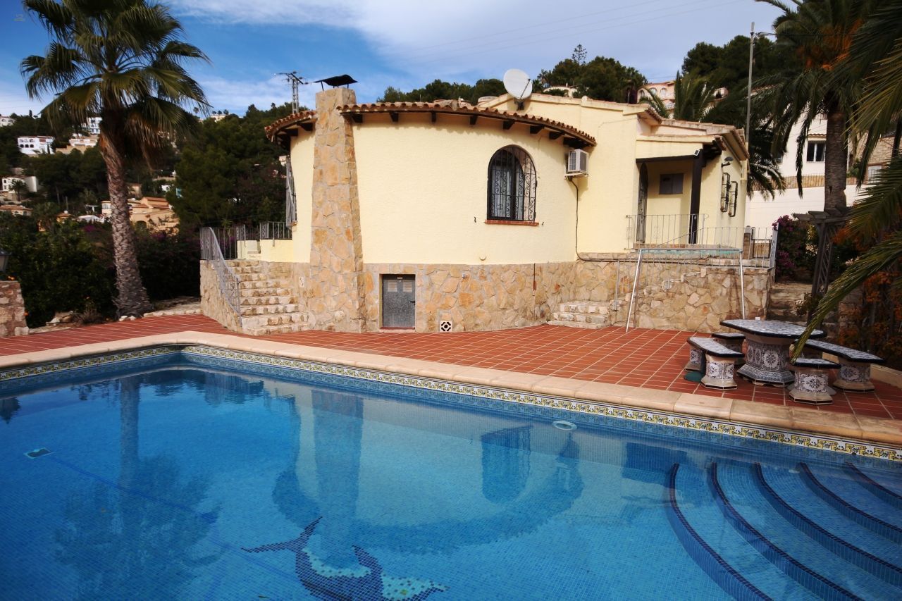 ***Villa in Benissa mit 3 Schlafzimmer, Pool, große Terrasse nur 2,5 Kilometer vom Strand entfernt***