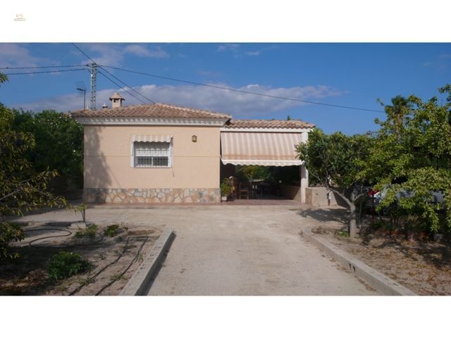 ***Bei Alicante - Villa mit einem Grundstück von 1.300 m² im Raum Busot***