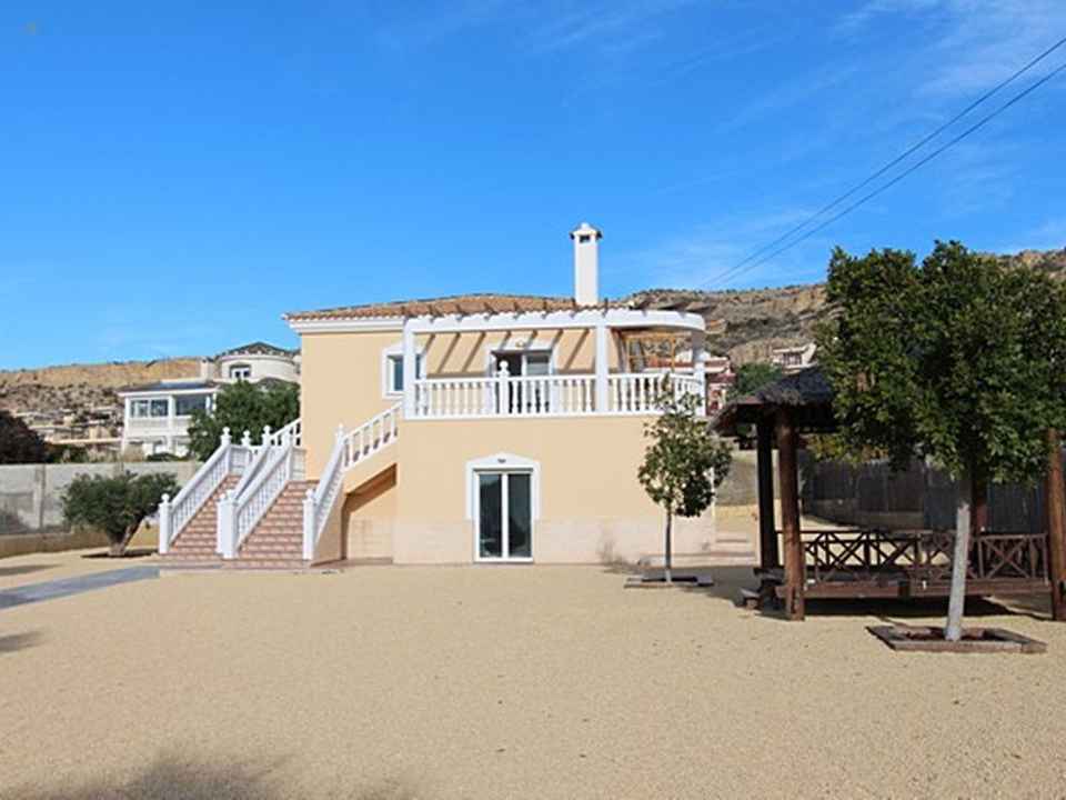 ***Große renovierte Villa auf einem 1200 qm Grundstück***