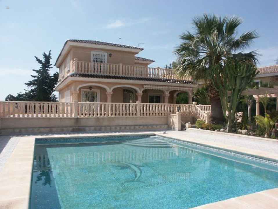 ***Exklusive und großzügige Villa mit Privatpool***