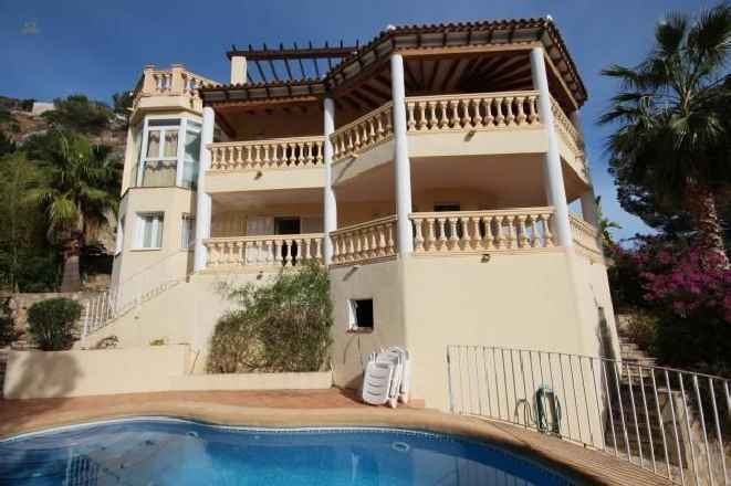 ***Gepflegte und großzügige Villa mit Garage, Pool und traumhaftem Ausblick***