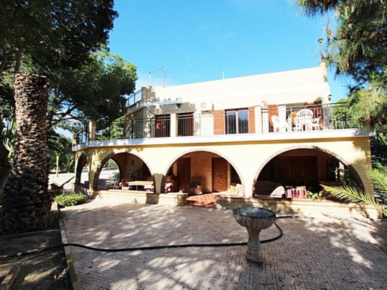 ***Große Villa mit drei Wohneinheiten***