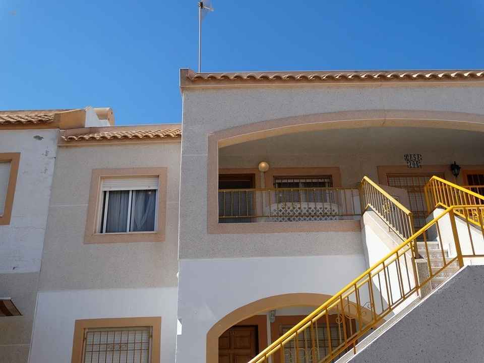 ***Obere Wohnung mit 2 Schlafzimmern und privater Dachterrasse***