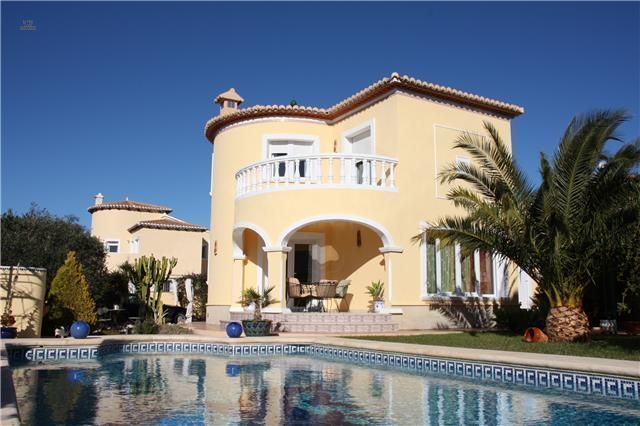 ***Moderne Villa mit Pool auf einem Eckgrundstück in bester Wohnlage Vergels***