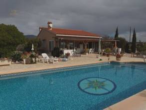 ***Landhaus-Villa mit Pool, Carport und schönem Ausblick***
