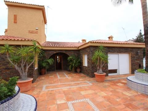 ***Eine 500 qm Villa in erster Meereslinie mit einmaligem Küstenblick in Coveta Fuma***