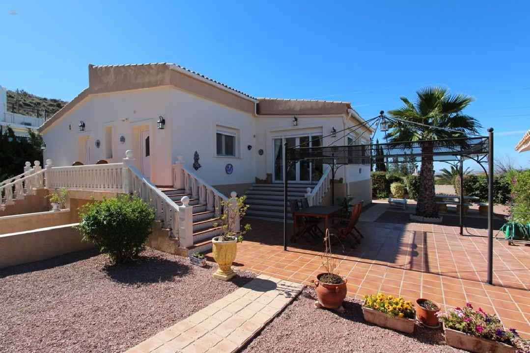 ***Sehr schöne Villa mit Pool, Gästeappartement und Panoramablick***