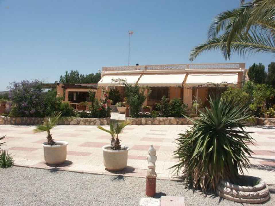 ***Landhaus-Villa mit Pool, Gästehaus und phantastischem Ausblick***