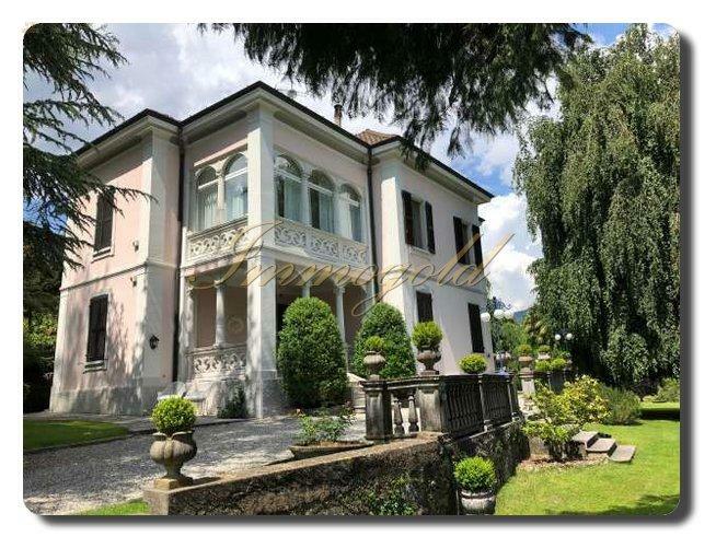 repräsentative Villa mit stimmungsvollem Garten