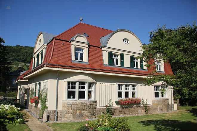 Einzigartige Atriumvilla in unwiederbringlicher Lage unterhalb des Elbhanges