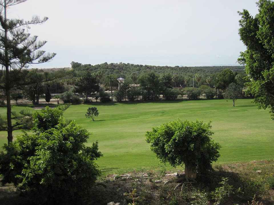 ***Sehr schöne 3-Zimmer-Erdgeschoss-Wohnung mit Gemeinschaftspool und Blick auf den Golfplatz***