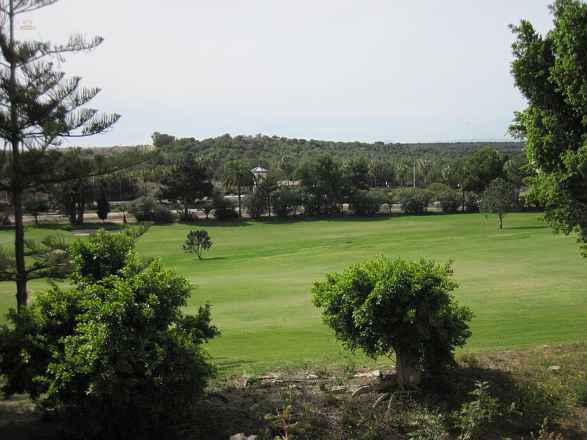 ***Sehr schöne 3-Zimmer-Erdgeschoss-Wohnung mit Gemeinschaftspool und Blick auf den Golfplatz***