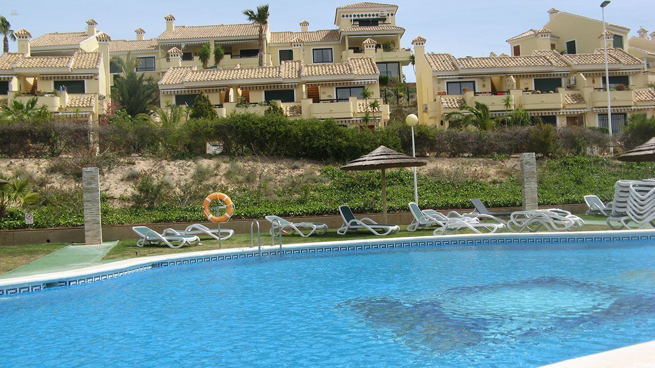 ***Charmantes 3-Zimmer-Reihenhaus mit Gemeinschaftspool am Rande einer Golfanlage***