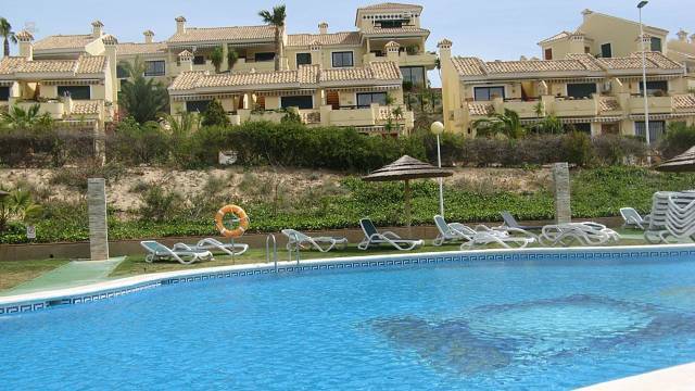 ***Charmantes 3-Zimmer-Reihenhaus mit Gemeinschaftspool am Rande einer Golfanlage***