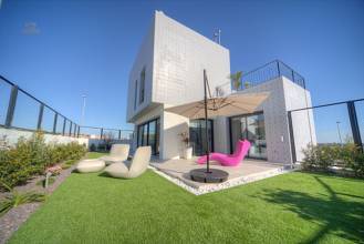 ***4-Zimmer-Villa in minimalistischem Design ca. 7 km vom Strand***