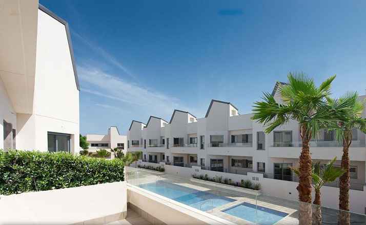 ***Moderne 3-Zimmer-Erdgeschoss-Wohnungen mit Gemeinschaftspool nur 300 m vom Meer***